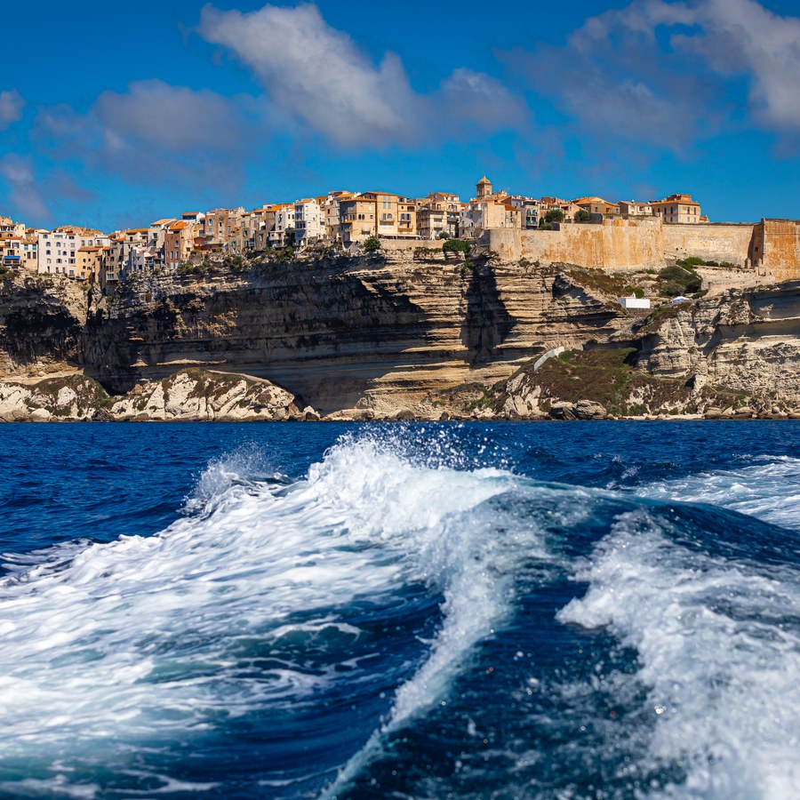Une traversée photographique de la Corse entre falaises, villages perchés, maquis et lignes de côte.