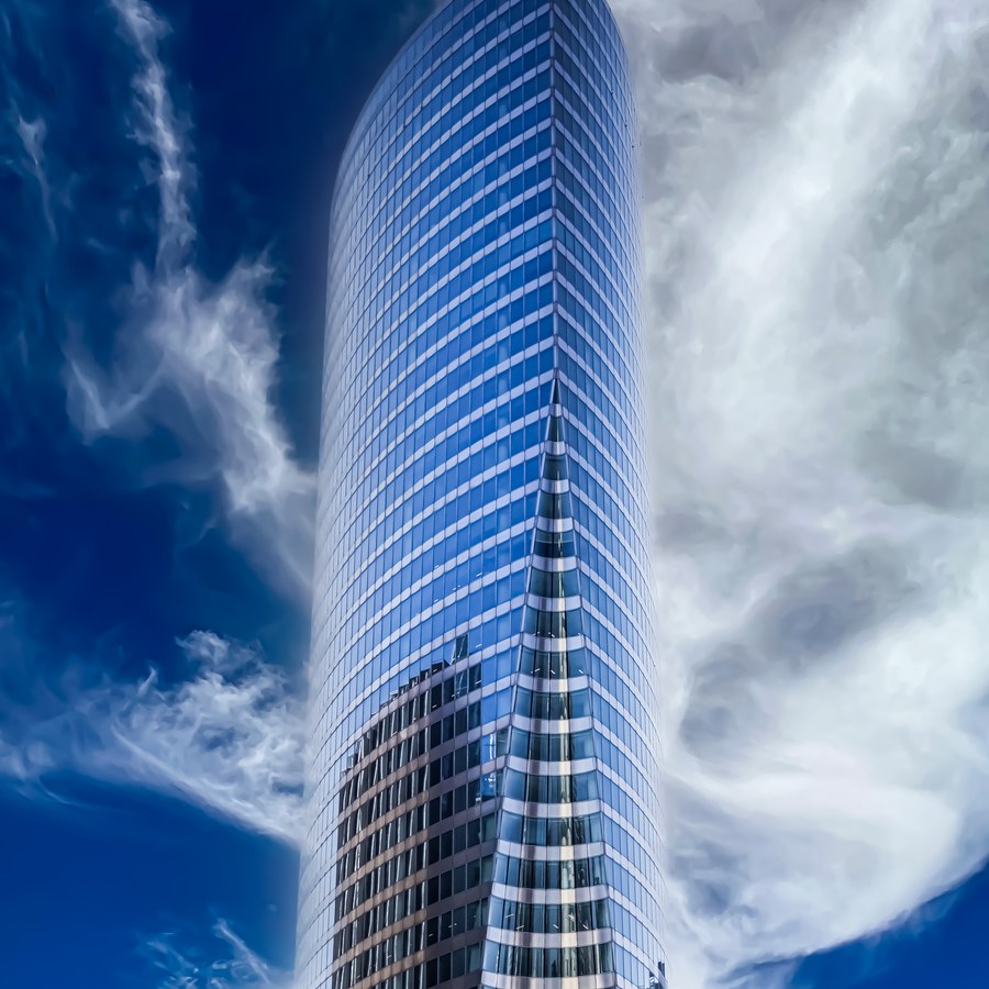 Une lecture photographique de La Défense entre verre, ciel et reflets architecturaux.